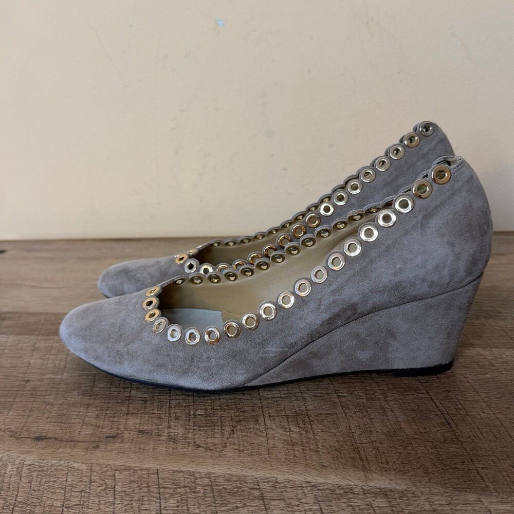 VANELI Deana Beige Suede Wedge Scalloped Trim Gold Rivets Pump 7.5 NARROW shoes